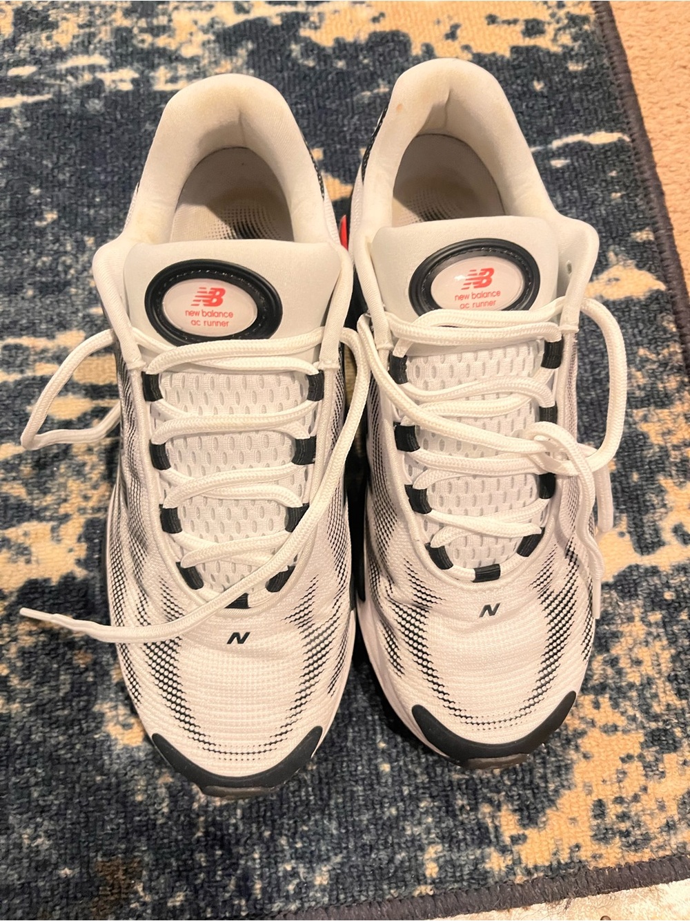 Beautiful like New Balance White and Black Men's Athletic Running Shoes size 9